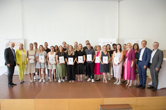 Insgesamt wurden 160 neue PädagogInnen für burgenländische Schulen empfangen. So soll der Unterricht in allen Klassen in den burgenländischen Schulen sichergestellt werden. (am Bild: NeupädagogInnen des Bezirks Eisenstadt Umgebung) | Foto: Landesmedienservice Burgenland 