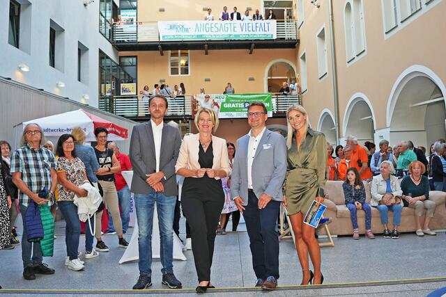 Helmut Maier (l.) und Organisatorin Kerstin Neukamp (r.) eröffneten mit Bürgermeisterin Andrea Winkelmeier und Stadtamtsdirektor Markus Hödl (2.v.r.) die Leistungsschau der Stadtverwaltung. | Foto: Stadt Bruck/Maili
