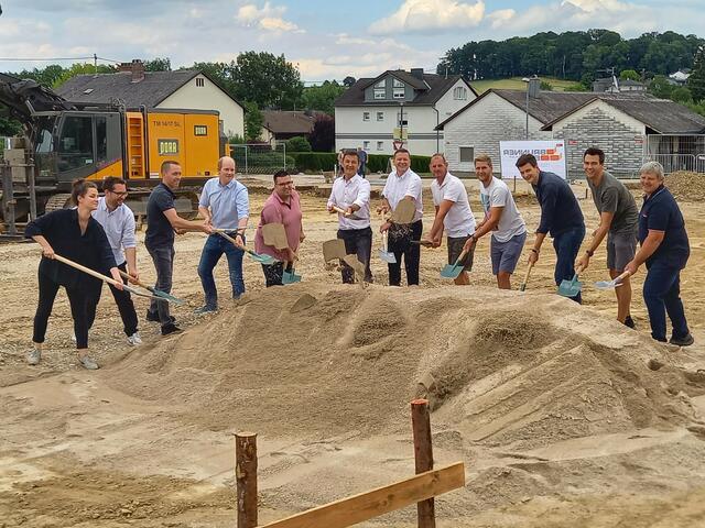 Arch. Jahn, Arch. Winkler, GV Himmelfreundpointner, GR Krahwinkler, GR Fetahi, Bürgermeister Mitterbaur, GV Heuberger, Polier Rohregger, Steindl, Brunner, Bmstr. Darmati, Vizebürgermeister Klebinder (v. l. n. r.).
 | Foto: Soda Architekten