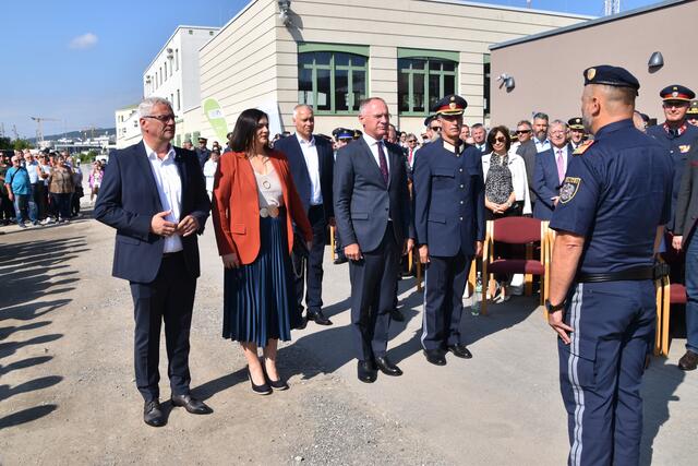 Am Tag der Polizei wurde das neue Einsatz-Trainingszentrum in Eisenstadt feierlich eröffnet und angehende Polizistinnen und Polizisten angelobt. An der Spitze der Ehrengäste nahmen Bundesminister für Inneres Gerhard Karner sowie Landeshauptmann-Stellvertreterin Astrid Eisenkopf teil. | Foto: Stefan Schneider