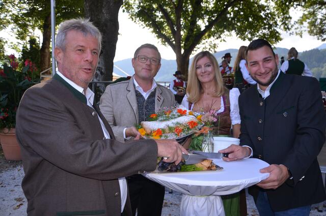 Beim Strudelanschnitt: Horst Zwischenberger, Hellmuth Koch, Daniela Beils und Thomas Grasser