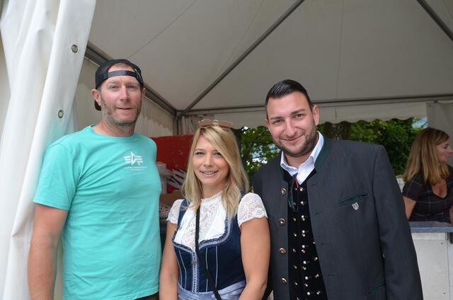 Carima Maria Ribitsch mit Manuel Perissutti (li) und GV Thomas Grasser