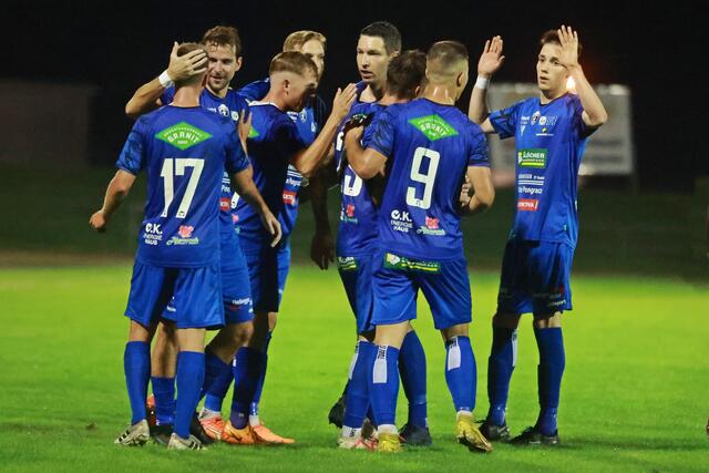 Oberwarts Kicker bejubeln mit dem 2:0-Sieg gegen Draßburg den ersten Heimerfolg in der Saison. | Foto: Attila Farkas