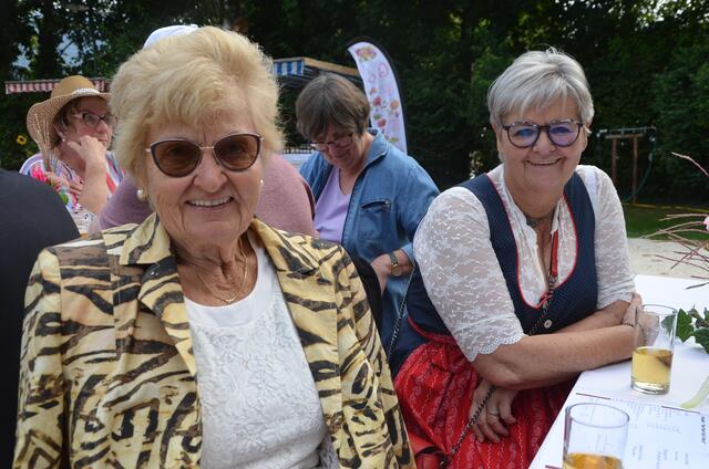 Die "Steinemalerin" Hermi Grießer und Eva Gorgasser