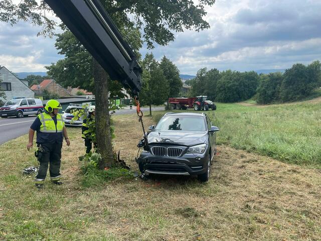 Die Feuerwehren mussten das Fahrzeug bergen. | Foto: Feuerwehr Mattersburg