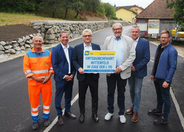 Herbert Aichberger (Straßenmeisterei Pottenbrunn), Martin Schweighofer (Straßenbauabteilung St. Pölten), LAbg. Martin Antauer in Vertretung von LH-Stellvertreter Udo Landbauer, Josef Denk (Bgm von Kasten bei Böheimkirchen), Gert Kratzer(Leiter-Stv. der Straßenbauabteilung St. Pölten), Stefan Handschuh (Leiter der Straßenmeisterei Pottenbrunn). | Foto: Amt der NÖ Landesregierung