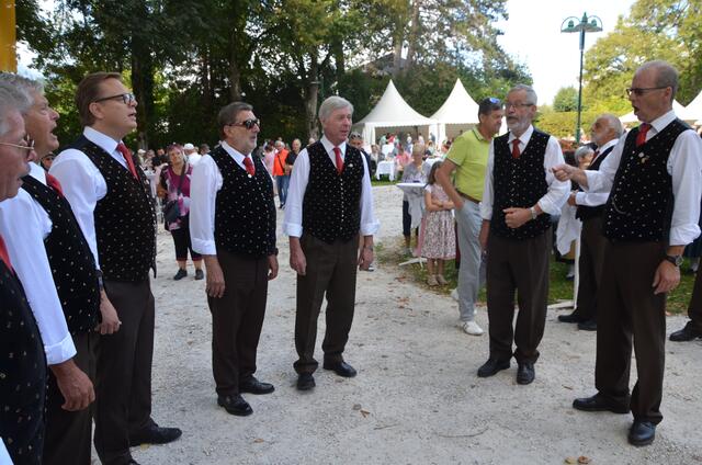 Der MGV mit Robert Lücking (re.)