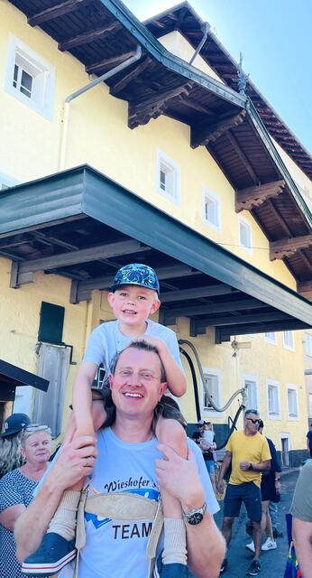 Freude bei Lukas Krainz (mit Sohn) über den Erfolg des Erntefestes. | Foto: Kogler