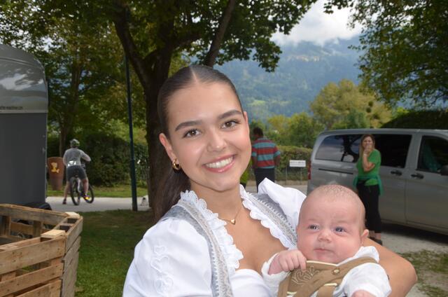 Chiara Grutschnig mit dem drei Monate alten Emilio Zlattinger