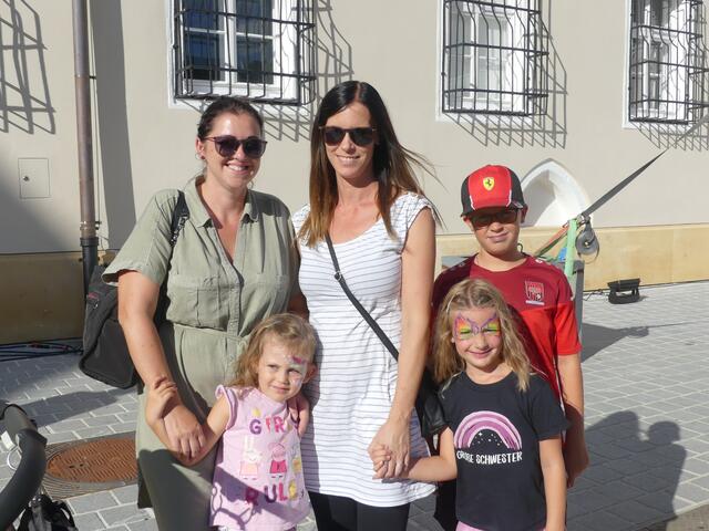 Das Bravissimo strahlt mit unzähligen Talenten | 16.09.2023
Anita, Pia, Sabrina, Lena und Luca genießen das schöne Wetter auf dem Fest! | Foto: Nina Taurok