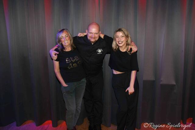 Malarina punktete bei ihrem Publikum in der vereinsMAYERbühne mit ihrem preisgekrönten Programm "Serben sterben langsam". Hier mit Marina Scheutzt-Tatic und Küchenchef Roland Mayer.