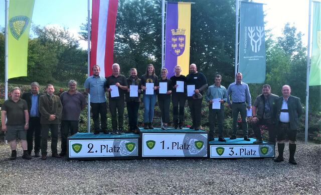 Ausbildungs- u. Prüfungskommission Sigi Kubanik, Bezirksjägermeister Christian Oberenzer, Josef Kraus, die Jungjäger Alois Rögner, Alex Apltauer, Christian Streuhofer, Patrick Hatsy, Lena Nemetschek, Michelle Morauf, Sandra und Werner Stoiber, Günter Weigl, Robert Hurter, Oberschützenmeister Josef Kohzina, Prüfungskommission Vorsitzender Helmut Kühtreiber. | Foto: Christine Kohzina
