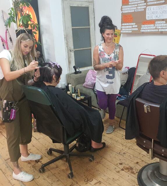 Die Frauen wurden von einem Friseur-Team verwöhnt. | Foto: Verein MUT