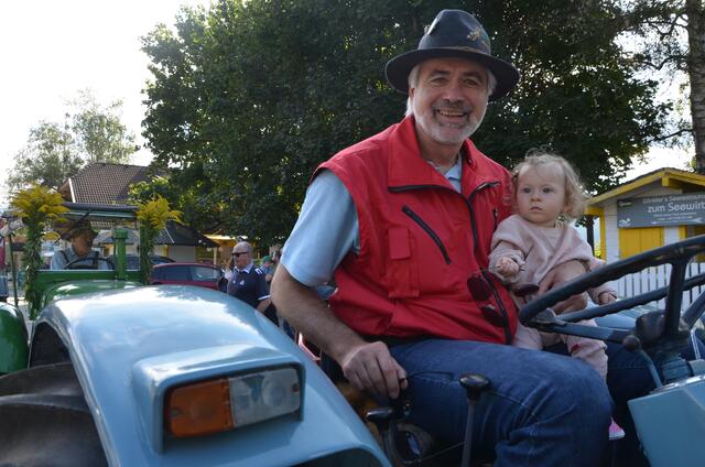 Günter Bacher ist mit Enkelin Hannah unterwegs