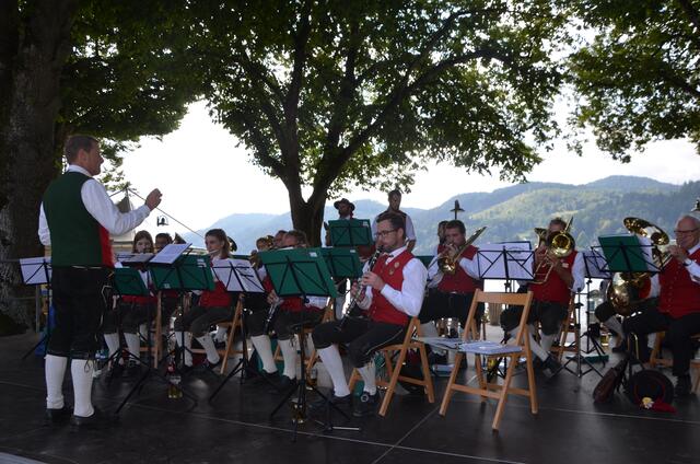 Die TK Lieserhofen vor dem Bergpanorama