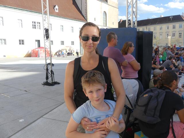 Das Bravissimo strahlt mit unzähligen Talenten | 16.09.2023
Sabine und Elijah staunen über die Show! | Foto: Nina Taurok