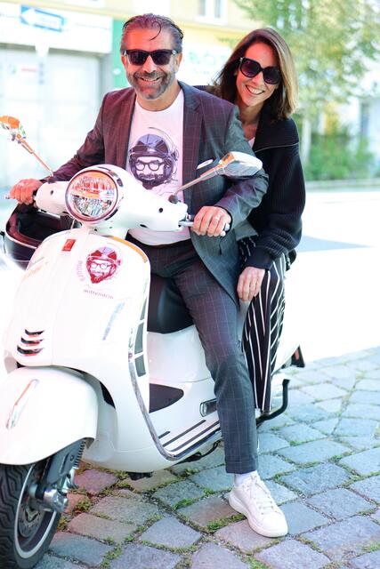 Vespa fan Mauro Maloberti(Mauro Mittendrin) mit Vera Russwurm | Foto: Maximilian Spitzauer