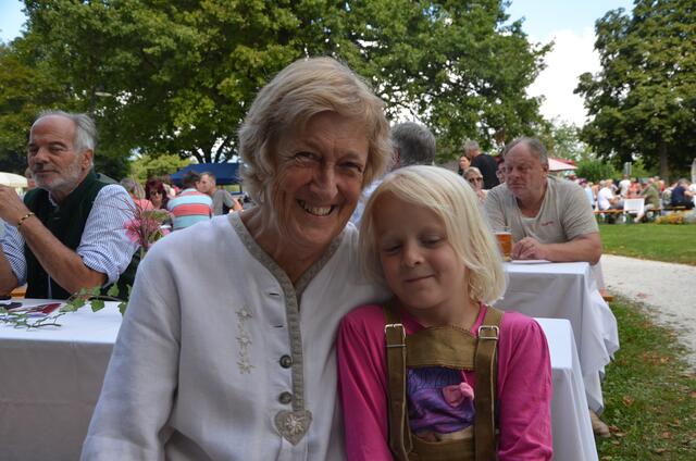 Die frühere Schuldirektorin Sigrid Stuppnig mit Enkelin Iris