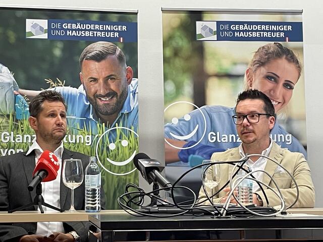  „Es geht uns um das Sichtbarmachen und die Würdigung der Leistungen unserer Salzburger Gebäudereinigungs- und Hausbetreuungs-Fachkräfte. Das, was wir tagtäglich leisten, kann keine künstliche Intelligenz (KI) ersetzen. Für die Gebäudereinigung und Hausbetreuung braucht es Menschen – ihnen schenken wir unsere Aufmerksamkeit und Würdigung mit einem Lächeln. Jeder kann durch kleine Gesten der Anerkennung dazu beitragen,“ erklären Andreas Lackner (v.l.) und Franz Brandner das Ziel der Kampagne. | Foto: Martin Schöndorfer, 2023