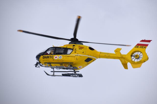 Der 24-jährige Kletterer wurde mit dem Notarzthubschrauber in das Bezirkskrankenhaus Lienz geflogen. | Foto: Johanna Bamberger (Symbolfoto)