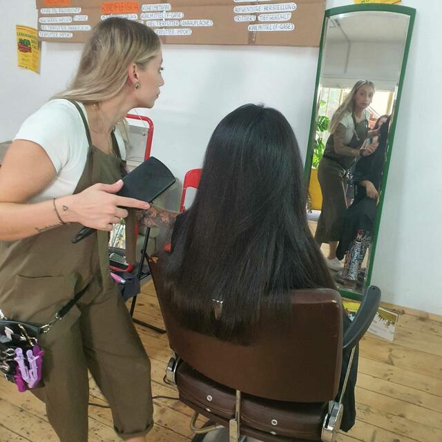 Die Frauen wurden von einem Friseur-Team verwöhnt. | Foto: Verein MUT