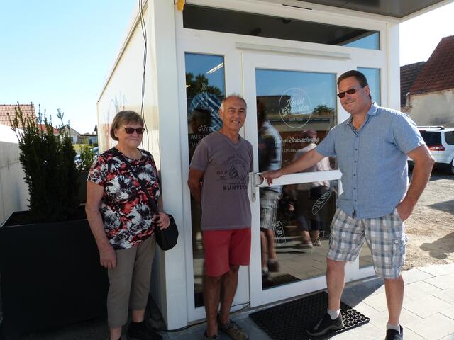 Die BesucherInnen begutachteten den neuen Nahversorger genau. 