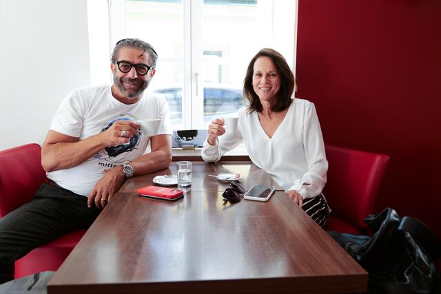 Mauro Maloberti mit Talkmasterin Vera Russwum | Foto: Maximilian Spitzauer