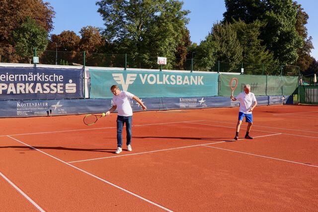 Bgm. Marcus Martschitsch (l.) stellte sein Talent mit dem Racket unter Beweis. | Foto: Alfred Mayer