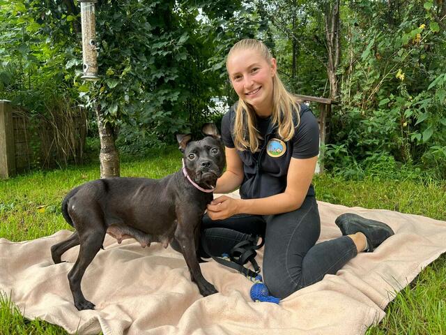 Franziska Rosenstatter von der Pfotenhilfe mit Hündin Susi. Die junge Tierschützerin war die erste Retterin der Pfotenhilfe am Tatort. | Foto: Stadler