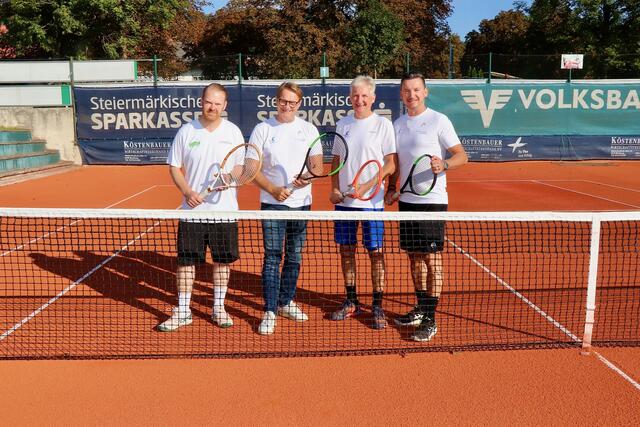 Eröffneten die Allwetter-Tennisplätze: Markus Schaunigg, Marcus Martschitsch, Michael Steiner und Juri Huszar (v.l.). | Foto: Alfred Mayer