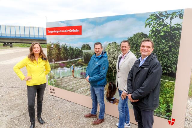 Baustart am Tangentenpark an der Ostbahn – mit Planungsstadträtin Ulli Sima (l.), Favoritner Bezirksvorsteher Markus Franz (2.v.l.)und Simmeringer Bezirksvorsteher Thomas Steinhart (3.v.l., alle SPÖ).
 | Foto: PID/Christian Fürthner