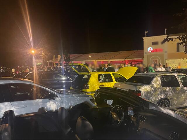 Die Autofans beim Arneitz am Faaker See am Samstagabend | Foto: MeinBezirk.at