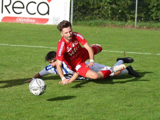 Alp Demir machte über die Seite mächtig betrieb und wurde in dieser Szene unsanft von den Beinen geholt. | Foto: sportszene.tirol/Leitner