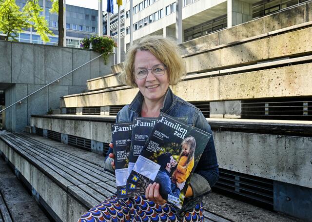 Familien-Landesrätin Christiane Teschl-Hofmeister mit der Herbstausgabe der „Familienzeit“ | Foto: NLK Filzwieser
