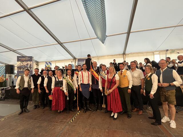 Obmann Matthias Lehner (Mitte) und seine berühmte Bauernkapelle in St. Georgen bot den Besuchern des Oktoberfestes in St. Georgen Dorffeeling pur  | Foto: Sarah Asia Skarich