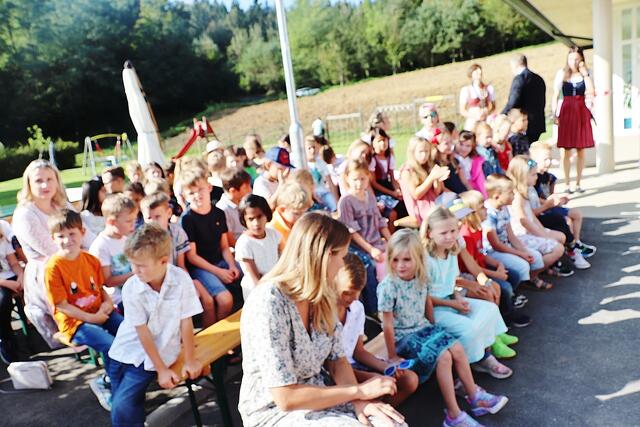 Die Wiedereröffnung der Schule wurde zu einem Festtag für Kinder und Familien, aber auch für die ganze Region.  | Foto: Edith Ertl