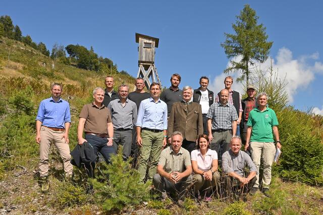Etwa 80 Exkursions-Teilnehmer und hochrangige Wald- und Wild-Repräsentanten besichtigten die Aufforstungs-Fortschritte am St.Lorenzer "Alpl". | Foto: Hans Jost