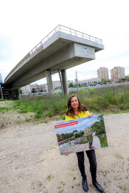 Planungsstadträtin Ulli Sima (SPÖ) präsentiert die Pläne für den neuen Tangentenpark an der Ostbahn in Favoriten. | Foto: PID/Christian Fürthner