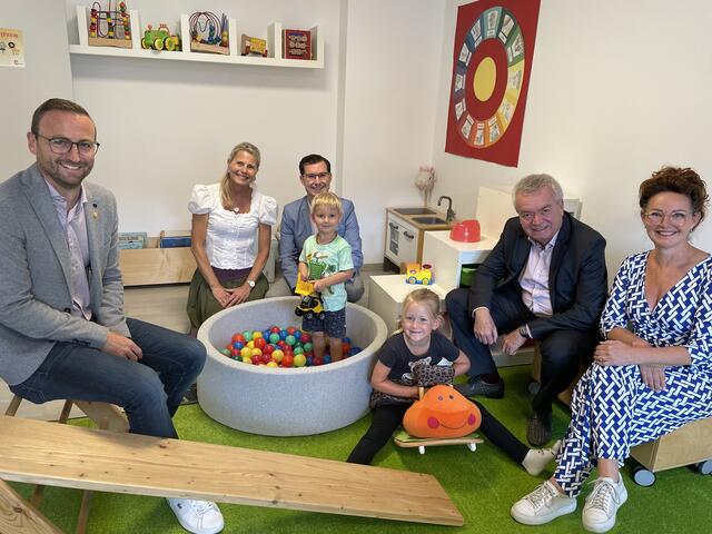 So gemütlich ist es in den neuen Räumlichkeiten vom Eltern-Kind-Zentrum Mürztal: Bgm. Jochen Jance, Leiterin Sabine Ellmeier, Bgm. und LAbg. Stefan Hofer, LH-Stv. Anton Lang und Kinderfreunde-Landesvorsitzende Alexia Getzinger mit zwei kleinen Gästen der Eröffnungsfeier. | Foto: Koidl