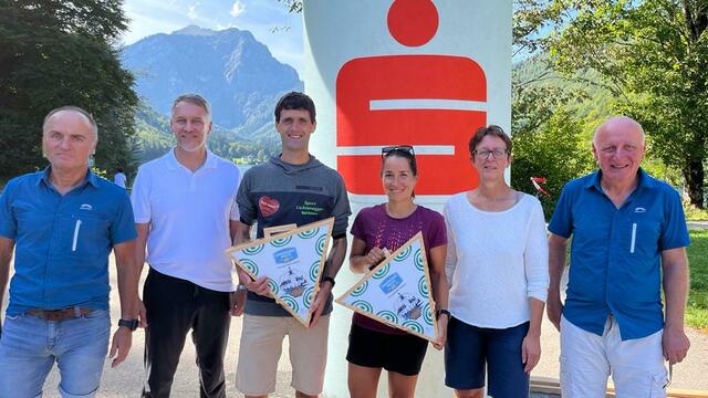 Sieger mit Gratulanten (v.l.n.r.) - Rennleiter Thomas Siegl, Sparkassenvorstand Andreas Mayrhofer, Andreas Englbrecht, Anna Glack, Bürgermeisterin Sabine Promberger und LC-Obmann Wolfgang Derfler.

 | Foto: LC Ebensee