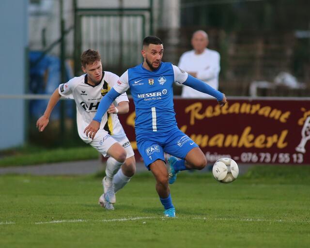 Der SC Schwanenstadt 08 (in blau) unterlag mit 0:4.  | Foto: Helmut Klein