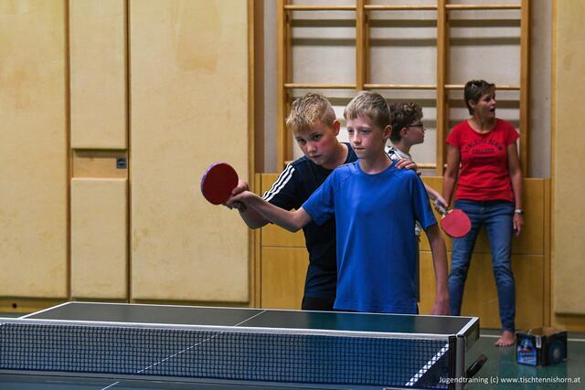 Jugenspieler Daniel gibt Fabian technisch korrekt ausgeführt "Trainerstunden", im Hintergrund Tobias und Nachwuchsbetreuerin Margit im Einzeltraining | Foto: Foto: Tischtennis Horn