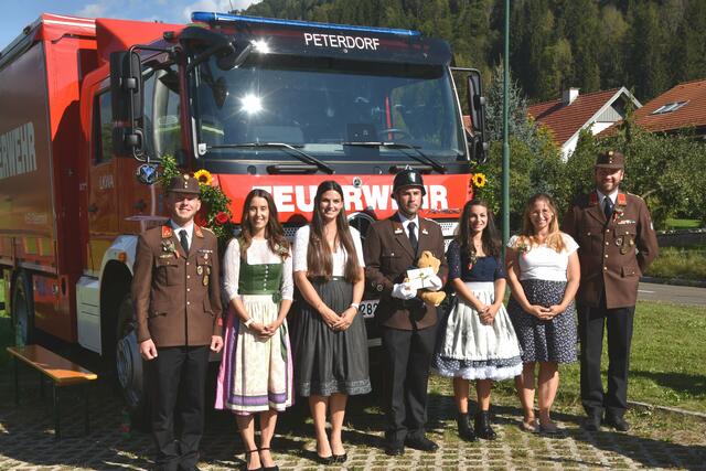 Der neue LKW-Allrad wurde am Sonntag offiziell seiner Bestimmung übergeben. Die Wehrführung HBI Manuel Galler (links), OBI Mario Stock (rechts) mit Fahrer Stefan Rohn und Fahrzeugpatinnen. | Foto: Anita Galler