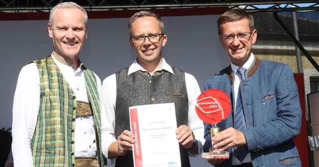 Von links: Othmar Nagl (Generaldirektor der OÖ. Versicherung), Pregartens Bürgermeister Fritz Robeischl und Landesrat Markus Achleitner. | Foto: Land OÖ/Andreas Maringer