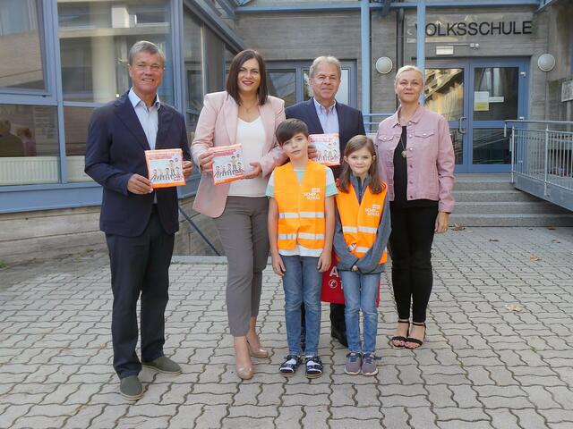 (v.l.n.r.): ARBÖ-Präsident Dr. Peter Rezar, Landeshauptmann-Stellvertreterin Astrid Eisenkopf, Bürgermeister Harald Neumayer und Volksschuldirektorin Elisabeth Pichl mit Volksschulkindern in Purbach. | Foto: ARBÖ Burgenland