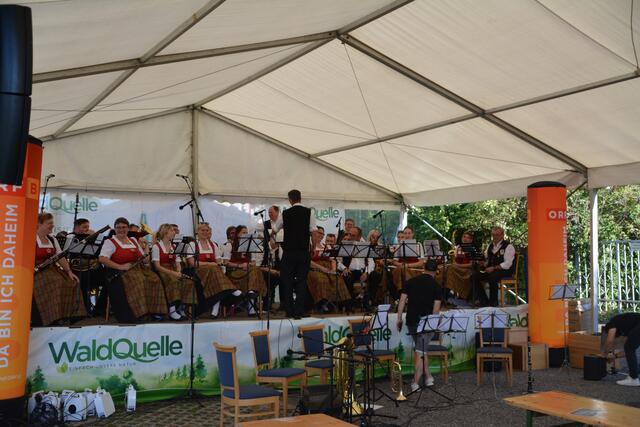 Die Veranstaltung wurde mit einem Frühschoppen eröffnet. | Foto: Jessica Geyer