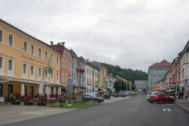 Bild 02 (# 8253): das Neue Schloss in Gmünd, auch Schloss Lodron genannt, steht in der NO- Ecke (ganz hinten rechts) des Hauptplatzes der Stadt.  | Foto: © by Ing. Günter Kramarcsik