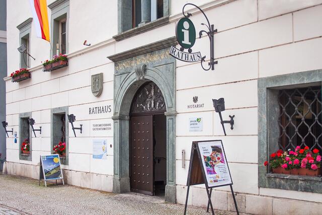 Bild 36 (# 8283): Eingang in das Rathaus von Gmünd. Im EG befindet sich die Gästeinformation und der Tourismusverband | Foto: © by Ing. Günter Kramarcsik