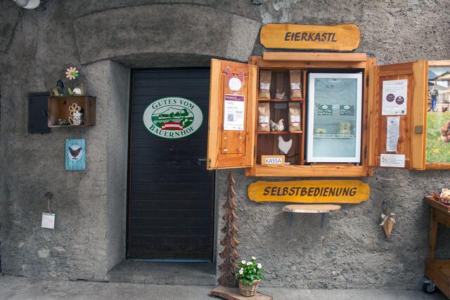 Bild 41 (# 8287): regionale bäuerliche Produkte werden hier in einen offenen Selbstbedienungsladen im Vertrauen auf die Ehrlichkeit in Bezug auf die Zahlungsmoral der Kunden angeboten. | Foto: © by Ing. Günter Kramarcsik