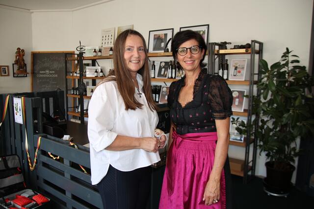 Karin Mayer mit Seenland-Tourismus-Chefin Manuela Bacher.